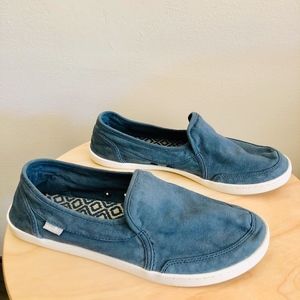 like new!! sanuk Pair O Dice, slate blue. size 7.5
